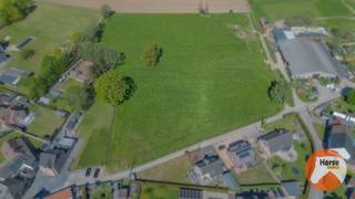 ERPE-MERE - Bouwgrond voor open bebouwing met weiland<br /><br />Deze uniek gelegen bouwgrond voor open bebouwing, met een oppervlakte van 4a 40ca en deel uitmakend van een totaal perceel van 76a 40ca bevindt zich als laatste perceel in de woonzone, in een zeer rustige straat. <br />Het perceel is volledig zuidwest gericht. <br /><br />Er kan een woning gebouwd worden met een bouwzone van 150 m² per verdieping en een dubbel verdiep is mogelijk. De dakvorm is vrij te kiezen, ook een plat dak is toegelaten. <br />Binnen de 50 meter van de woning is er bovendien mogelijkheid om een stal te bouwen voor paarden of hobbydieren. <br /><br />Een uitzonderlijke aanbieding! Voor meer informatie of een bezoek, mag u ons steeds contacteren: 053/60.65.66