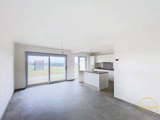 Bent u op zoek naar een gloednieuwe woning, omringd door de natuurlijke schoonheid van Heuvelland?We stellen u deze nieuwbouwwoning in Wijtschate...