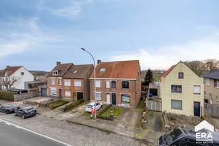 Te koop: karaktervolle halfopen woning in Zedelgem, gelegen aan de Torhoutsesteenweg, met een ruime zonnige tuin van 152 m².Deze woning u biedt een...