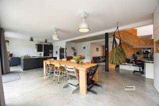 <p><span>Op zoek naar een instapklare woning met veel ruimte, een gunstig EPC en nog de mogelijkheid om uw eigen stempel te drukken? <br />Dan is deze ruime gezinswoning in de Kruiningenstraat 113 te Schoten zeker een bezoek waard.</span></p><p><span> </span></p><p><span>Deze recent grotendeels gerenoveerde woning beschikt over maar liefst 5 volwaardige slaapkamers, een inpandige garage en een zonnige tuin van ca. 350 m², <br />ideaal voor gezinnen die op zoek zijn naar ruimte, comfort en buitenleven.</span></p><p><span> </span></p><p><span>De belangrijkste renovatiewerken werden reeds uitgevoerd, waardoor u kunt genieten van een woning die technisch helemaal mee is met haar tijd. <br />Met een EPC-score B en een conforme elektrische installatie bent u verzekerd van energiezuinig en zorgeloos wonen.</span></p><p><span> </span></p><p><span>Daarnaast biedt de woning nog enkele mogelijkheden om de afwerking verder naar eigen smaak vorm te geven. Denk hierbij voornamelijk aan decoratieve afwerkingen en het personaliseren van bepaalde ruimtes, <br />zodat u van deze woning helemaal uw thuis kunt maken.</span></p><p><span> </span></p><p><span>Aarzel bij interesse zeker niet om ons te contacteren om een bezoek in te plannen!</span></p><p><span> </span></p><p><span> </span></p>