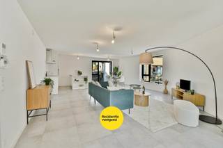 Wonen in alle rust én midden in het centrum? In residentie KorBoo in Gistel combineert dit instapklare nieuwbouwappartement ruimte, licht en verfijnde afwerking. Gelegen op de eerste verdieping geniet u hier van een royale leefruimte met open ingerichte keuken en directe toegang tot het terras achteraan – een aangename plek om even te ontsnappen aan de dagelijkse drukte.<br /><br />Drie volwaardige slaapkamers, een stijlvolle badkamer met inloopdouche, apart gastentoilet en praktische wasberging zorgen voor optimaal comfort. Het appartement is volledig geschilderd en uitgerust met vloerverwarming via warmtepomp, wat garant staat voor energiezuinig en toekomstgericht wonen. Lift aanwezig. Aankoop mogelijk aan 6% btw.<br />EPC: 33 kWh/m² ~ Vg, Wg, Gvkr, Gvv, Gmo ~ Ref. MI23255