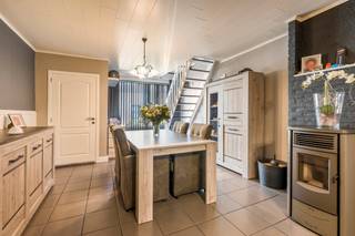 <p>Charmante woning in Beveren-Kruibeke-Zwijndrecht met gezellige tuin en vlotte bereikbaarheid.</p>

<p>Deze instapklare woning is gelegen op een toplocatie in Beveren-Kruibeke-Zwijndrecht, vlak bij scholen, openbaar vervoer, invalswegen en het ziekenhuis. De woning combineert een praktische indeling met een warme en aangename woonomgeving. De gezellige tuin van 90 m² biedt een fijne buitenruimte om te ontspannen of gasten te ontvangen. Binnen geniet je van een lichtrijke leefruimte en een volledig ingebouwde keuken die perfect aansluit op het dagelijkse comfort. Dankzij de twee slaapkamers en de praktische berging is dit huis ideaal voor starters, koppels of kleine gezinnen.</p>

<p>Belangrijkste ruimtes:<br />• Ruime living (35 m²) met veel lichtinval<br />• Volledig ingebouwde keuken (15 m²) met praktische indeling<br />• Slaapkamer (14 m²)<br />• Slaapkamer (10 m²)<br />• Badkamer (5 m²) uitgerust met douche en enkele spoelbak<br />• Berging (12 m²) met aansluiting voor wasmachine en droogkast<br />• Gezellige tuin (90 m²) met aangename buitenruimte</p>

<p> </p>

<p>Troeven:<br />• Gelegen op een toplocatie nabij scholen, openbaar vervoer en invalswegen<br />• Gezellige tuin van 90 m²<br />• Perfect instapklaar met praktische indeling</p>

<p> </p>

<p>Neem vandaag nog contact op met je ERA-makelaar voor een bezoek.</p>

<p> </p>

<p>JOUW DROOMHUIS. ZO GEVONDEN!</p>