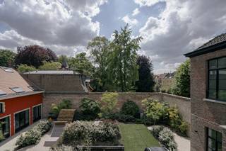 This exclusive apartment is located in a highly coveted center location in Ghent, with cozy bars and good restaurants nearby. The place to be for hedonists, young professionals or those looking for a spacious and comfortable pied-à-terre in the heart of Ghent.The apartment (220 m²) is located on the first floor of a characterful building located on a small site with 6 residential units.The apartment has 2 bedrooms, each with a bathroom, a separate desk, a laundry room, a beautiful kitchen and a spacious living room. On the 30 m² terrace, you can enjoy peace, privacy and the sun. The wooden windows, high ceilings and plank floors EPC A