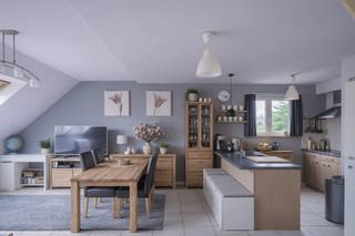 Licht op te frissen duplex appartement met zonneterras.Deze kleinschalige residentie bestaat uit slechts drie entiteiten en biedt een rustige...