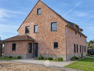<p><span>Nieuwbouw woning in een landelijke stijl in een groene omgeving.</span></p><p><span> </span></p><p><span>In het idyllische Roborst verrijzen drie prachtige gezinswoningen waar authenticiteit en duurzaamheid hand in hand gaan. Ruimte, licht, energiezuinig en een hoogwaardige afwerking zorgen voor zorgeloos wooncomfort op een uitzonderlijke locatie. Mogelijkheid tot aankoop onder 6% BTW. Interesse om modern te wonen in een landelijke omgeving? Ontdek als eerste alle plannen en mogelijkheden, én contacteer ons vandaag nog..Ondertussen nog SLECHTS 1 WONING beschikbaar !</span></p><p><span> </span></p>