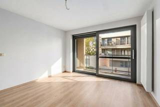Modern en instapklaar appartement in het centrum van Zeebrugge, vlak bij de jachthaven. Gelegen in een recent gebouw uit 2017 en voorzien van een ruime inkomhal met mogelijkheid tot extra slaaphoek. De leefruimte met open keuken geeft uit op een terras van 4 m² met zuidwestelijke oriëntatie. Verder beschikt het appartement over 1 slaapkamer, 1 badkamer en een apart toilet. Het appartement wordt verkocht onder volle eigendom. Ideaal als vaste woonst, tweede verblijf of investering. Ben jij op zoek naar een modern appartement gelegen aan de jachthaven van Zeebrugge? Contacteer makelaar Stéphanie 0472 77 86 60 of stephanie@keyimmo.be voor meer info of een bezoek.