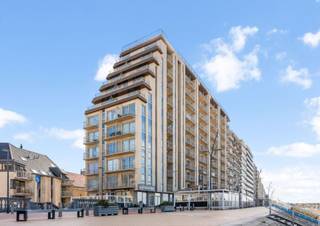Deze ingerichte en instpaklare studio geniet van een topligging op de Zeedijk van Blankenberge, op wandelafstand van het centrum, winkels en openbaar vervoer. Hier ervaart u de ideale combinatie van ontspanning aan zee en een uitstekende bereikbaarheid.<br />Indeling: Inkomhal met vestiaire, aparte badkamer uitgerust met toilet, douche en wastafel, lichtrijke leefruimte met dubbel bed en zithoek, alsook een vernieuwde en volledig geïnstalleerde keuken. Daarnaast beschikt de studio over een terras waar u kan genieten van een prachtig uitzicht op het strand, de zee en pier.<br /><br />De studio wordt verkocht onder opstalrechtformule, wat resulteert in een aantrekkelijkere aankoopprijs aangezien de grond niet wordt aangekocht. Er wordt jaarlijks een fiscaal aftrekbare canon betaald aan de grondeigenaar.<br /><br />Droomt u van een eigen tweede verblijf aan zee of bent u op zoek naar een interessante investering aan de kust? Let op: domiciliëring is niet mogelijk.<br /><br />Voor meer informatie of een bezoek ter plaatse aarzel niet en bel Gaëlle op het nummer 0479 17 17 17