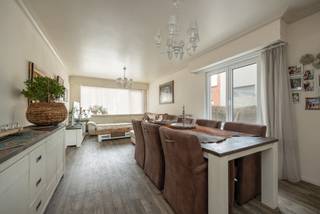 Gerenoveerd gelijkvloersappartement (97m²) met 2 slaapkamers, tuin, autostaanplaats en garage/magazijn (92m²)Gelegen aan de Turnhoutsebaan op de...