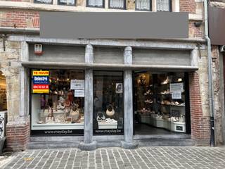 Ontdek dit prachtige erfgoedpand met zijn unieke gevel, gelegen in de bekende Lange Zoutstraat te Aalst. Dit gebouw, beter gekend als ‘Huis Stadt...