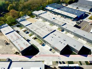 <u><strong>Benaderende OPPERVLAKTE:</strong></u><br />Magazijn: <strong>410.82m²</strong><br /><strong>Inclusief 4 private parkeerplaatsen </strong>voor de deur (grasdallen) en gemeenschappelijke fietsenstalling. <br /><strong>Grote manoeuvreerruimte</strong>, die de toegankelijkheid van opleggers mogelijk maakt.<br /><br /><strong><u>SPECIFICATIES:</u></strong>
<ul>
<li><strong>Constructie:</strong> betonnen constructie met volledige overspanning </li>
<li><strong>Wanden: </strong>Cellenbetonblokken, sandwichpanelen met isolatie en cellenbetonpanelen </li>
<li><strong>Bevloering:</strong> Gepolierde en gewapende betonvloer</li>
<li><strong>Dak:</strong> betonnen dak met lichtkoepels (rookluiken). Mogelijkheid hierop <strong>zonnepanelen</strong> te plaatsen!!</li>
<li><strong>Poorten: </strong>elektrische sectionaalpoort (h: 4,5m x b: 4,8m) met afzonderlijke loopdeur</li>
<li><strong>Sanitair: </strong>1 toilet met spoelbak</li>
<li><strong>Vrije hoogte:</strong> ± 6m</li>
<li><strong>Verlichting</strong>: LED-verlichting</li>
</ul>
<u><strong>NUTSVOORZIENINGEN:</strong></u> Elektriciteit (drijfkracht, 3 x 400V, 32A), stads -en regenwater (regenput van 10.000 liter).<br /><br /><u><strong>LIGGING:</strong></u><br />Vlakbij haven van Zeebrugge, vlotte verbinding naar binnenland via expresweg van Brugge naar E40/E403/A11.<br />- Op 3,3 km van de oprit N31<br /><br /><u>* Bijzonderheden:</u><br />- Onmiddellijk beschikbaar bij het verlijden van de akte<br />- Verdeelsleutel grond (registratie) - en constructiewaarde (Btw): 45/55<br />- Vermelde verkoopprijs is exclusief btw (21%), aansluitingskosten en kosten voor opmaak van het PID en de basisakte.<br />- Onze referentie op <strong>www.centro.be</strong> : <strong>Q0835-49</strong> of contacteer ons via<strong> 050/70.01.02</strong> voor meer info.