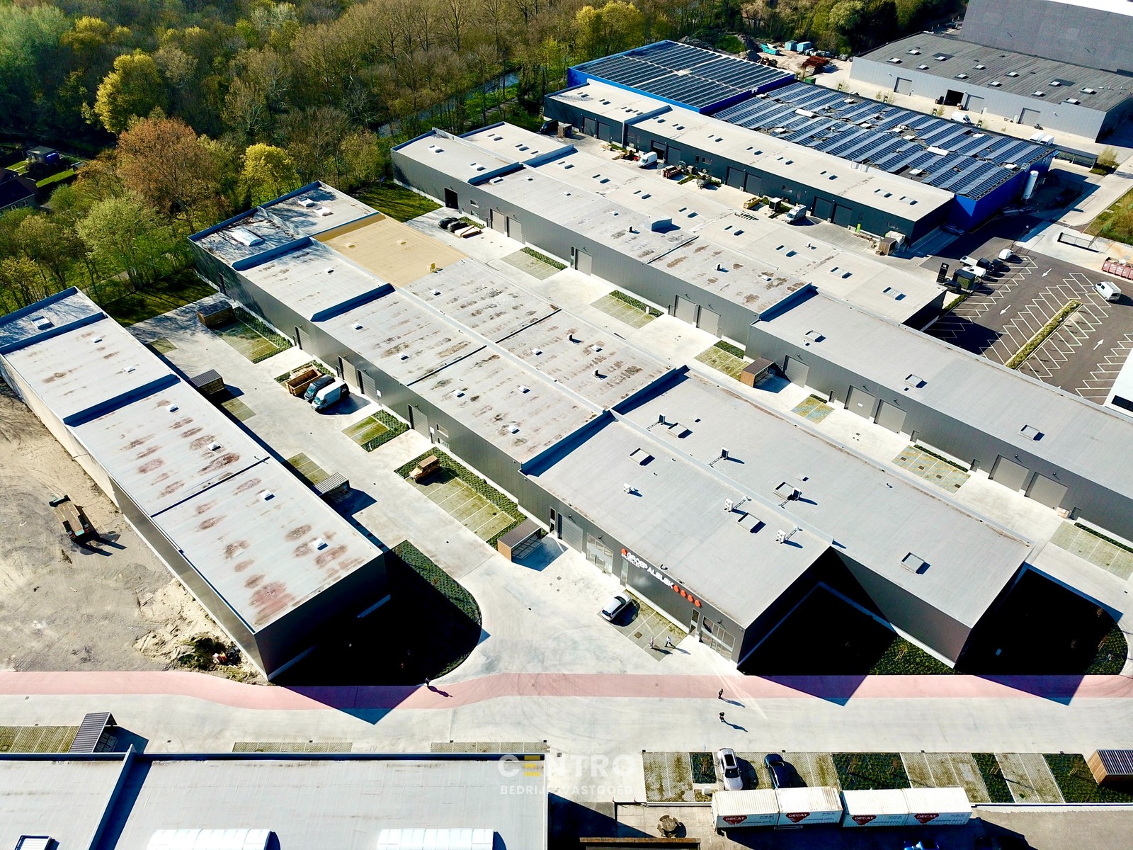 NB KMO-UNIT (410.82m²) te koop met 4 private parkeerplaatsen voor de deur, elektrische sectionaalpoort en sanitair blok op industriezone "Herdersbrug" te 8000 Brugge - photo 1