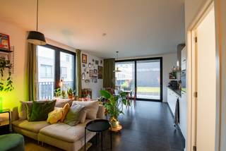Nieuwbouw appartement op de 1ste verdieping in nieuwbouwwijk Regatta met ruim terras. Zeer centraal gelegen aan het park en zeilplas Galgenweel en toch op een boogscheut van Antwerpen-centrum! Met zijn centrale ligging is het nabij winkels, scholen en openbaar vervoer. Het appartement op tegelvloer bestaat uit: woonkamer met ingerichte open keuken met kasten en inbouwtoestellen met o.a. dampkap, elektrische kookplaat, spoelbak, vaatwasser, oven en koelkast; aansluitend aan de leefruimte is het terras (40m²); 2 slaapkamers (12m² - 8m²) die ook toegang geven tot het terras; ingerichte badkamer met dubbel lavabomeubel en inloopdouche; apart toilet met handenwasser; berging met aansluiting was- en droogautomaat. Inclusief is de ondergrondse kelderberging. Individuele nutsvoorzieningen! Algemene onkosten (ca. 50 euro / maand)! EPC: 80 kWh/m²