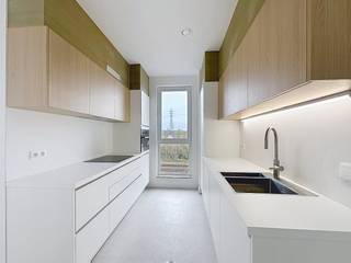 « Nexuss » est un nouveau projet de construction durable à Schelle, avec 64 unités résidentielles et un espace commercial. Avec des appartements, des duplex et des maisons avec lits superposés d'une à quatre chambres, vous avez un large choix. Le projet écologique et moderne bénéficie d'une situation très centrale, avec toutes les installations nécessaires à proximité et à une courte distance des grandes villes telles qu'Anvers, Malines et Saint-Nicolas.Les principaux points forts du projet « Nexuss » sont les suivants :- Normes BEN : niveau E 20- Panneaux solaires, individuellement par appartement- Chauffage au sol, par pompe à chaleur, et sèche-serviettes électrique- Système de ventilation de type D- De belles terrasses - Espace de stationnement souterrain et rangement- Architecture moderne et écologique- Orienté vers l'avenir grâce à des matériaux durables et économes en énergieCet appartement de 2 chambres d'environ 87 m² est situé au Provinciale Steenweg 423 à Schelle.Disposition de l'appartement :- Hall d'entrée- Rangement- Toilette- Salle de bain- Salon avec cuisine- 2 chambres- TerrasseLes travaux ont déjà commencé et devraient être achevés fin 2025.Vous voulez en savoir plus sur ce beau projet ? N'hésitez pas à nous contacter !