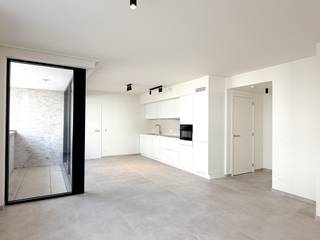 Ontdek dit moderne gelijkvloers appartement, waar comfort, licht en energiezuinig wonen perfect samenkomen.<br /><br />Indeling: ruime woonkamer met open keuken, berging, apart toilet, 1 slaapkamer en badkamer met inloopdouche, lavabomeubel en handdoekradiator.<br /><br />Buiten: privatief terras.<br /><br />Parkeren &amp; berging: ondergrondse autostaanplaats en privatieve berging met elektriciteit inbegrepen in de huurprijs.<br /><br />Afwerking: volledig geschilderd opgeleverd, voorzien van armaturen, gordijnrails en lichte deuren.<br /><br />Duurzaam &amp; energiezuinig: verwarming via geothermie en zonnepanelen per appartement, E-peil = 20.<br /><br />Algemene onkosten: 60 euro / maand<br /><br />Benieuwd naar dit project? Neem contact met ons op voor meer informatie of een rondleiding:<br />03/775.44.10<br />info@immo-jet.be