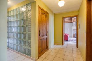 Ruim en lichtrijk appartement met uitzonderlijk terras van 120 m²<br /><br />Dit veelzijdig appartement van maar liefst 140 m² combineert comfort, karakter en een uitzonderlijke buitenruimte. <br />De absolute troef is het royale terras, westelijke oriëntatie, van ca. 120 m², waar u volop kunt genieten van de namiddag- en avondzon.<br /><br />De woonkamer van 50 m² vormt het hart van de woning en straalt dankzij de parketvloer en open haard met houtkachel een warme en gezellige sfeer uit. Aansluitend bevindt zich de volledig uitgeruste keuken, die een directe verbinding heeft met het terras. Een praktische buitenberging zorgt hier voor extra opbergruimte.<br /><br />Het appartement beschikt over drie volwaardige slaapkamers, ideaal voor een gezin, gasten of als combinatie van wonen en werken. Verder is er een gastentoilet en een ruime badkamer, uitgerust met een wastafel, ligbad, afzonderlijke douche, toilet en bidet.<br /><br />De combinatie van de royale woonoppervlakte, drie slaapkamers en het bijzonder terras maakt dit appartement tot een comfortabele en aangename woonplek met veel mogelijkheden.<br /><br />Dankzij het beperkte aantal entiteiten binnen het gebouw is er geen verplichting tot het aanstellen van een syndicus. Dit zorgt voor een eenvoudige en laagdrempelige organisatie van het gebouw en vermijdt de bijkomende kosten van een externe syndicus.<br /><br />Het appartement beschikt bovendien over een gunstig EPC met B-label, wat garant staat voor een goede energetische prestatie en een aangenaam wooncomfort. Een mooie bijkomende troef voor wie ruimte, comfort én energiezuinigheid wil combineren.<br /><br />De vermelde prijs is een richtprijs. Elk bod onder, op of boven deze prijs zal voorgelegd worden aan de eigenaar die al dan niet kan aanvaarden.