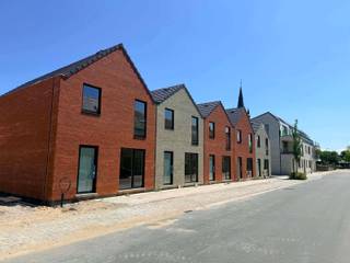 <p>Corneel is een doordacht woonproject met een mix van 12 stijlvolle appartementen en 5 moderne eengezinswoningen. Het parkeren gebeurt volledig ondergronds, wat bijdraagt aan een aangename en rustige buurt. Voor fietsers is er een ruime fietsenstalling voorzien, en ook ondergronds zijn private bergingen beschikbaar — ideaal voor wie extra opbergruimte kan gebruiken.</p>
<p>Het project richt zich tot een breed publiek: jong of oud, voor eigen bewoning of als investering.</p>
<p>De woningen — drie gesloten en twee halfopen bebouwingen — beschikken telkens over drie ruime, lichtrijke slaapkamers. Dankzij natuurlijk licht in zowel de badkamer als de traphal geniet je van een aangenaam en open woongevoel.</p>
<p>De leefruimte is bijzonder uitnodigend, met grote raampartijen die uitgeven op het terras en de private tuin.</p>
<p>Alle appartementen en woningen zijn uitgerust met vloerverwarming, gecombineerd met geothermische warmtepompen. Deze energiezuinige oplossing zorgt voor verwarming in de winter en verkoeling in de zomer. Bovendien is elke woning standaard voorzien van enkele zonnepanelen.</p>
<p>Binnenin draait alles om licht, ruimte en comfort. De royale raampartijen zorgen voor overvloedige natuurlijke lichtinval en versterken het gevoel van openheid.</p>
<p>Voor de afwerking wordt gekozen voor kwalitatieve, duurzame materialen, met ruime budgetten zodat elk detail op maat kan worden uitgewerkt. Daarnaast bieden we elke koper persoonlijke begeleiding door onze interieurarchitecten — zo wordt het kiezen van afwerkingen een inspirerend proces, zonder keuzestress.</p>