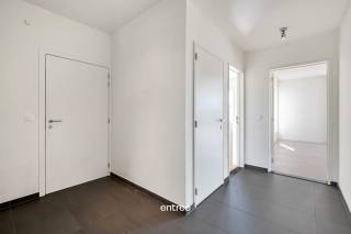 Appartement met twee slaapkamers, gelegen te Erpe-Mere. <br />Uitstekende verbinding, daar men op 2 min. gelegen is van de op-en afrit van de E40 en alle nodige faciliteiten dichtbij zijn. <br /><br />Het appartement is gelegen op de bovenste verdieping en heeft de volgende indeling:<br />Gemeenschappelijke inkomhal met toegang tot de hal van het appartement. Van hieruit is er toegang tot de badkamer (douche, lavabo), apart toilet, 2 slaapkamers en het leefgedeelte. <br />Het leefgedeelte bevat een ruime leefruimte met open, volledig geïnstalleerd keuken en een ruime berging/wasruimte. <br /><br />Verder beschikt u nog over een afgesloten privé terras, een berging en een autostaanplaats. <br /><br />De huurprijs bedraagt €840 + €60 gemeenschappelijke kosten. <br /><br />Voor meer informatie, contacteer Matthias 0497/76.84.89<br />