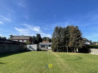 Bij het betreden van de woning komen we binnen via de inkomhal. Aan de rechterzijde bevindt zich de ruime en lichtrijke leefruimte, die...