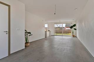 <span><span><strong>KANTWERK </strong>is een kleinschalig en uiterst energiezuinig nieuwbouwproject bestaande uit 3 gekoppelde woningen in landelijke stijl en één moderne alleenstaande villa gelegen langs de Kantwerkersstraat. </span></span><br /><span><span><strong> <br />Bouwonderneming Canneyt BV </strong>is niet aan zijn proefstuk toe. Door hun jarenlange ervaring weten deze vakmensen wat de behoeftes zijn van hun klanten. <br /><strong>Comfort, energiezuinigheid, kwaliteit en een afwerking tot in de kleinste details </strong>zijn dan ook de eigenschappen van deze kleinschalige realisatie.<br /><br />Tijdens de ontwerpfase werd veel aandacht geschonken aan enerzijds de <strong>energiezuinigheid</strong> en anderzijds het <strong>wooncomfort </strong>van de bewoners:</span></span>
<ul>
	<li><strong><span><span>Praktische indeling;</span></span></strong></li>
	<li><strong><span><span>veel lichtinval;</span></span></strong></li>
	<li><span><span><strong>vloerverwarming; </strong></span></span></li>
	<li><strong><span><span>warmtepomp (lucht/water) met zonnepanelen; </span></span></strong></li>
	<li><strong><span><span>vergaande afwerking;</span></span></strong></li>
	<li><strong><span><span>...</span></span></strong></li>
</ul>
<span><span>Op deze manier is het zowel binnen als buiten aangenaam vertoeven.<br /><br /><strong><u>Indeling wonigen:</u></strong> Op het gelijkvloers bevinden zich de mooie inkomhal met gastentoilet en de open leefruimte met open keuken gekoppeld aan een erg ruime keukenberging. Op de eerste verdieping beschikt de woning over 3 zeer ruime slaapkamers, een badkamer (inloopdouche, dubbele lavabo en de mogelijkheid tot het plaatsen van een ligbad) en afzonderlijk toilet op de gang. De woning biedt de mogelijkheid om een vaste trap te plaatsen naar de tweede verdieping, waar u tevens een extra slaapkamer of hobbykamer kan inrichten. De halfopen bebouwingen beschikken over een carport met aangelegde oprit, terras en omheinde tuin. De gesloten bebouwing herbergt een inpandige garage. <br /><br /><u><strong>Lastenboek:</strong></u><br />Het lastenboek voorziet ruime budgetten voor verdere afwerking van uw droomwoning. De bouwheer heeft hierin kosten nog moeite gespaard om u verder te begeleiden in samenwerking met de betere leveranciers in de regio. We geven u hierover graag wat meer uitleg bij een gesprek op kantoor of tijdens een bezoek aan de werf. <br /><br /><strong><u>Woning 1:</u></strong> Gerealiseerd op een ruim perceel van ca.<strong> 361 m² </strong>en maar liefst ca. 153 m<sup>2 </sup>aan bewoonbare oppervlakte (excl. zolder).<br /><br /><strong><u>Wat maakt KANTWERK uniek:</u></strong></span></span>

<ul>
	<li><span><span>Energiezuinig project (<strong>warmtepomp (l/w), zonnepanelen per woning</strong>,…);</span></span></li>
	<li><span><span><strong>kleinschalig project</strong>;</span></span></li>
	<li><span><span><strong>rustige ligging</strong>;</span></span></li>
	<li><span><span>kwalitatieve architectuur en materiaalkeuze;</span></span></li>
	<li><span><span>tot in de puntjes afgewerkt, geen bijkomende kosten meer voor de koper;</span></span></li>
	<li><span><span>...</span></span></li>
</ul>
<span><span><strong>OPMERKING:</strong> Deze realisatie is tot in de details afgewerkt. De carports zijn vergund en geplaatst. De oprit en parkeerplaatsen zijn voorzien van grindmatten. De tuin werd omheind en de paadjes en terrassen werden reeds aangelegd in natuursteen. Kortom: U heeft als koper een minimum aan kosten voor verdere afwerking. </span></span><br /><br /><span><span><em>De oplevering van dit nieuwbouwproject is voorzien voorjaar 2025.<br />De afwerkingen voor tuin en terras zitten niet inbegrepen in bovenstaande prijszetting (meer info betreft oplevering en uitgewerkte detailprijs per woning op aanvraag).</em></span></span><br /><span><span><strong>Bent u op zoek naar een unieke nieuwbouwwoning in landelijke stijl of een moderne alleenstaande villa? Plan dan snel uw afspraak! Contacteer ons op het nummer 051 50 11 51 of via diksmuide@diksimmo.be.</strong></span></span>