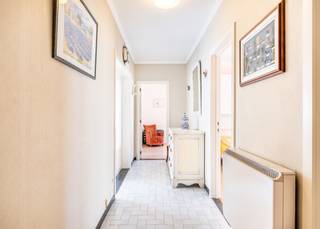 <strong>Sint-Idesbald, résidence Noordkaap, appartement lumineux et spacieux (90 m²) situé à proximité de la Digue, dans une petite résidence, au 1er étage sans ascenseur.</strong><br /><br />L'appartement se compose d'un hall d'entrée avec toilette séparée,grand séjour lumineux donnant accès à une terrasse ensoleillée, une cuisine séparée et équipée, deux chambres à coucher spacieuses dont l'une avec douche et lavabo, et une salle de bains avec douche à l'italienne et lavabo. Un garage facilement accessible (6m x 2,75m) et une cave privative sont inclus dans le prix.<br /><br /><strong>Cet appartement ensoleillé est idéalement situé à proximité de la Digue et à quelques minutes à pied du centre commercial de Sint-Idesbald.</strong>