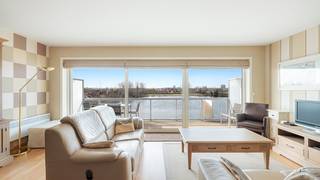 Mooi recent en instapklaar appartement met grote terrassen op wandelafstand van de Zeedijk.Indeling: Inkomhal met vestiairekast, ruime woonkamer met...