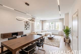 Bent u op zoek naar een appartement met 2 slaapkamers op een toplocatie in Sint-Niklaas? Dan is dit zeker iets voor u.Of u nu op zoek bent naar een investering of een eigen appartement, dit appartement is interessant voor beiden. Het bevindt zich nabij het centrum van Sint-Niklaas. Ontspanning, openbaar vervoer en winkels bevinden zich op fietsafstand.Het appartement bevindt zich op de tweede verdieping. Wanneer u het appartement betreedt wordt u verwelkomd in de inkomhal. Via deze weg komt u uit in de ruime living. Naast de living kan u de keuken terugvinden. Aan de keuken is een praktische berging aanwezig. Ook het terras is te bereiken via de keuken. Verder heeft u nog een hal die de weg maakt voor de 2 slaapkamers.Vooraan het appartement kan u de staanplaats terugvinden. Deze zit in de verkoopprijs.Troeven:- ligging- staanplaats- nieuwe ramen- lage kost gemeenschappelijke delenPlan nu u afspraak in via kasper.maes@immo-zone.be of bel naar 0470 50 98 57.