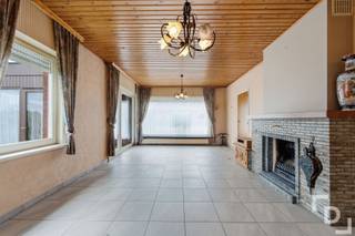 In de Oude Kortrijkstraat te Ieper vinden we deze vrijstaande woning.Deze woning geniet van landelijke verzichten op een perceel van 689 m² en een ruime bewoonbare oppervlakte van 232 m².Indeling:V-1: Kelder en toegang tot een kruipkelder die zich onder de gehele woning bevindtGLV: Inkomhal - leefruimte met veel lichtinval en toegang naar de veranda - keuken met aansluitende keukenberging - inpandige garage met sectionale poort en motor - hal - 3 kamers - badkamer - apart toiletV+1: nachthal - 2 aparte zolderruimtes - 2 kamersExtra's:* EPC: D (geen renovatieverplichting)* Dak veranda venrieuwd in 2020* Vloer vernieuwd in 2024* Regenput aanwezig van 4000 liter* Dakgoten vernieuwd in 2016* Vloer vernieuwd in 2014* Nieuwe CV-ketel in 2021