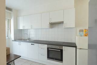 In het centrum van Heist verkopen wij dit lichtrijk 2-kamerappartement, gelegen in een kleinschalig gebouw zonder syndicus (en dus lage gemeenschappelijke kosten).<br />Leuke locatie vlakbij de Markt, de Zeedijk, het Heldenplein, ...<br /><br />Het appartement heeft een gevelbreedte van ca. 6,50 meter met de leefruimte aan de westkant.<br />Ook op technisch vlak scoort het appartement goed: een EPC-label C (geen renovatieplicht), asbestveilig en een conforme elektriciteitskeuring.<br /><br />Indeling: <br />Inkomhal met aparte bergruimte, een aangename en vrij ruime woonkamer met toegang tot de verzorgde keuken. De keuken sluit aan op een klein terrasje, ideaal om even buiten te zitten. <br />Mits het wegnemen van de muur tussen de keuken en living kunt u zorgen voor extra veel zonlicht en dit over de ganse breedte van het appartement (al dan niet in combinatie met een nieuwe open keuken met eiland). Verder nog een ruime badkamer en 2 slaapkamers. Aan de achterzijde nog een terrasje, te bereiken via één van de slaapkamers.<br /><br />Dankzij de centrale ligging bevinden winkels, openbaar vervoer, horeca en het strand zich op wandelafstand. Dit maakt het appartement geschikt voor zowel vaste woonst, tweede verblijf of als investering voor langdurige verhuur.<br /><br />Kortom, een interessant appartement op een goede locatie in hartje Heist.<br /><br />Meer informatie of een bezoek gewenst ter plaatse?<br />Contacteer Willem Cauwels op tel. 050/89.27.70.