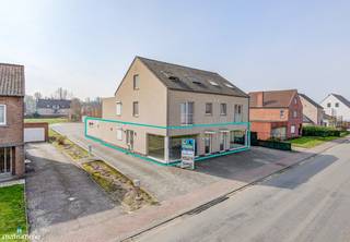 RUIM HANDELSPAND (SHOWROOM/BUREAU EN ZEER GROOT MAGAZIJN) MET VEEL MOGELIJKHEDEN TE BILZEN<br /><br />*** Bekijkt U dit handelspand via een aanverwante website? Surf dan naar https://matisimmo.be/nl/aanbod/4339759/handelspand-te-koop-in-3740-bilzen-hoeselt en klik op volgende link voor het INTERACTIEF GRONDPLAN: https://grondplan.matisimmo.be/grondplan/?map=BilzenSchoolstraat36 ***<br /><br />Dit ruim handelspand is gelegen in Schoonbeek, een deelgemeente van Bilzen, op slechts 10 minuten rijden van het gezellige stadscentrum. Het pand is omgeven door diverse faciliteiten waarbij veel passage is (denk hierbij aan sporthal, dokter, bakker, eetgelegenheden, ...), hierdoor geniet men van een goede visibiliteit. Omliggende steden en de op- en afritten zijn vlot bereikbaar wat zeker een groot pluspunt is.<br /><br />Het pand is functioneel ingedeeld met aan de voorzijde een aantrekkelijke ruimte die perfect kan dienen als showroom of kantoorruimte. Verder zijn er momenteel 2 bureauruimtes, een praktische keukenhoek en apart toilet. Aan de achterzijde bevindt zich een zeer ruim magazijn, ideaal voor opslag of diverse professionele activiteiten. Een groot pluspunt hierbij is dat aan de achterzijde een hoge sectionale poort voorzien is waardoor laden en lossen vlot en efficiënt kan verlopen.<br /><br />De gelijkvloerse verdieping beschikt over een totale oppervlakte van ca. 255 m² en biedt tal van mogelijkheden afhankelijk van de invulling van uw zaak.<br /><br />Daarnaast is er een ruime kelderverdieping aanwezig van ca. 137 m², die bijkomende opslagruimte voorziet.<br /><br />Tot slot beschikt het handelspand over parkeerplaatsen aan de voorzijde van het gebouw en een garagebox aan de achterzijde die bij aan te kopen is.<br /><br />Wilt u graag dit handelspand bezichtigen en de mogelijkheden zelf bekijken? Neem dan vrijblijvend contact op met ons kantoor via 089/44.00.00 of info@matisimmo.be<br /><br />De vermelde woonoppervlakte is steeds de bruikbare vloeroppervlakte overgenomen uit het EPC-verslag.<br /><br />Bestuursmaatregelen in het maatregelenregister: nee<br /> 