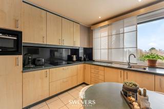 Interesse? Meer informatie op www.SWEVERS.be. - Dit instapklare appartement op de derde verdieping aan de Grote Baan in Houthalen-Helchteren biedt 116 m² wooncomfort op een zeer centrale locatie. De ruime en lichtrijke leefruimte van 35 m² met airco sluit aan op een praktische, gerenoveerde open keuken. Het appartement beschikt over drie volwaardige slaapkamers, een vernieuwde badkamer en is onmiddellijk bewoonbaar.<br /><br />Extra troeven zijn de twee terrassen (10 m² vooraan en 3 m² achteraan), elektrische rolluiken, vliegenramen, lift, een vrijstaande garage en een kelderberging. Dankzij privé zonnepanelen (2022) en een gunstig EPC is het appartement energiezuinig.<br /><br />Met scholen, openbaar vervoer, winkels en ontspanning op wandelafstand en een vlotte verbinding naar de snelweg, combineert deze woonst ruimte, comfort en een uiterst praktische ligging. Bel ons vandaag nog voor een persoonlijke rondleiding. Wij van Swevers Real Estate helpen je maar al te graag verder. tel. 011 255 155. Bron bewoonbare oppervlakte: EPC-verslag.