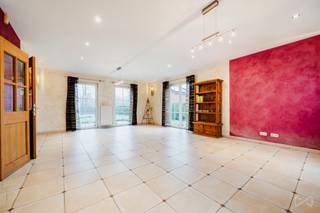 Ruime villa met 4 slaapkamers met onafhankelijke studio op een perceel van 2.000 m 2<br /><br />Gelegen in een rustige en groene omgeving, biedt deze villa uit 2001 prachtige volumes, een functionele configuratie en een belangrijk ontwikkelingspotentieel.<br /><br />Gelegen op een perceel van 2.000 m 2, ontwikkelt het een woonoppervlakte van ongeveer 189 m 2, ideaal voor een groot gezin, een vrij beroep of een woonproject met een onafhankelijk deel.<br /><br />Samenstelling:<br /><br />Begane grond:<br /><br />Inkomhal met apart toilet<br /><br />Lichte woonkamer van 37 m 2<br /><br />Volledig ingerichte aparte keuken van 18 m 2<br /><br />Kantoor, perfect voor werk op afstand of een professionele activiteit<br /><br />Wasruimte<br /><br />Dubbele garage<br /><br />Verdieping:<br /><br />4 slaapkamers met mooie afmetingen (17 m 2, 14 m 2, 13 m2 en 12 m 2)<br /><br />Volledige badkamer met bad en douche<br /><br />apart toilet<br /><br />Onafhankelijke studio van 33 m 2, ideaal voor een tiener, een ouder, een professionele ruimte of een verhuurpotentieel<br /><br />Technische kenmerken:<br /><br />Centrale verwarming op olie<br /><br />Dubbel glas PVC-frame<br /><br />Gezonde constructie met een uitstekende basis<br /><br />Renovatiewerkzaamheden moeten worden gepland, zodat het pand naar uw smaak kan worden aangepast<br /><br />Deze villa is een interessante kans voor liefhebbers van ruimte en projecten, in een groene en gewilde omgeving.<br /><br />📍 Om zonder uitstel te bezoeken!