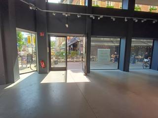 Deze winkel is gelegen op de hoek van de Meirbrug en Wiegstraat, vlakbij de Meir, Huidevettersstraat en Groenplaats.<br />De winkel is +/-100m² groot met een commerciële verdieping van +/- 463m².<br />Vlakbij "Burger King", "Hunkemöller", "Proximus", "Ulla Popken", "New Balance", "New Zealand Auckland" e.a.<br />EPC X.