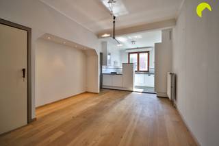 <p><span>In een rustige woonwijk te Hove bieden wij u deze gezellige woning (108m²) aan met 2 slaapkamers. De woning dateert van circa 1930 en beschikt ook over en zij-ingang. Gelegen op een perceel van 208m².</span></p><p><span>In directe nabijheid van de woning vinden we winkels, scholen, verbindingswegen, openbaar vervoer enzovoort. Kortom alles wat u nodig hebt vinden we op wandelafstand. </span></p><p><span><br />De woning zelf beschikt overal over dubbele beglazing met houten schrijnwerk (oudere generatie). De centrale verwarming verloopt gas (vaillant). De elektriciteit werd al vernieuwd en is conform aan de voorschriften van het AREI.</span></p><p><span>Daken en gevels dienen wel nog geïsoleerd te worden. Het asbestattest is nog in opmaak.</span></p><p><span> </span></p><p><span>Indeling:</span></p><p><span> </span></p><p><span>We betreden de woning via de centrale inkomhal.</span></p><p><span>Vooraan vinden we de ingerichte keuken die voorzien is van basis comfort. We lopen verder door en bereiken de lichte leefruimte op parket.</span></p><p><span>Centraal op het gelijkvloers, aan de rechterkant, is er een badkamer met douche, toilet en badkamermeubel met lavabo.</span></p><p><span>We lopen verder door en bereiken het 2e gedeelte van de leefruimte op natuursteen. Hier kijkt u uit op de tuin. De tuin verdient nog wel enige aandacht.</span></p><p><span> </span></p><p><span>Op de eerste verdieping zijn er 2 volwaardige slaapkamers.</span></p><p><span>Er is ook een droge kelder op stahoogte.</span></p><p><span> </span></p><p><span>Graag som ik voor u nog even de troeven op van deze gezellige starterswoning:</span></p><p><span> </span></p><ul><li><span>Goede locatie: gelegen op wandelafstand van winkels, scholen, openbaar vervoer, verbindingswegen,...</span></li><li><span>Uitbreidingsmogelijkheden naar boven</span></li><li><span>Centrale verwarming op gas, elektriciteit conform </span></li><li><span>2 volwaardige slaapkamers</span></li><li><span>Lichte leefruimte op parket en natuursteen</span></li></ul><p><span> </span></p><p><span>EPC 582 kWh/m² jaar (F-label) (Renovatieverplichting van toepassing)</span></p><p><span>P-score (perceelscore): A</span></p><p><span>G-score (gebouwscore): </span><span>A</span></p><p><span> </span></p><p><span>Voor een bezoek ter plaatse kan u ons contacteren op het nummer 03 449 42 41 of mail ons via hallo@habicom.be.</span></p><p><span>Benieuwd naar de waarde van jouw woning? Check het gratis op <span>www.watismijnhuiswaard.be</span></span><span> </span></p><p><span> </span></p><p><span> </span></p>