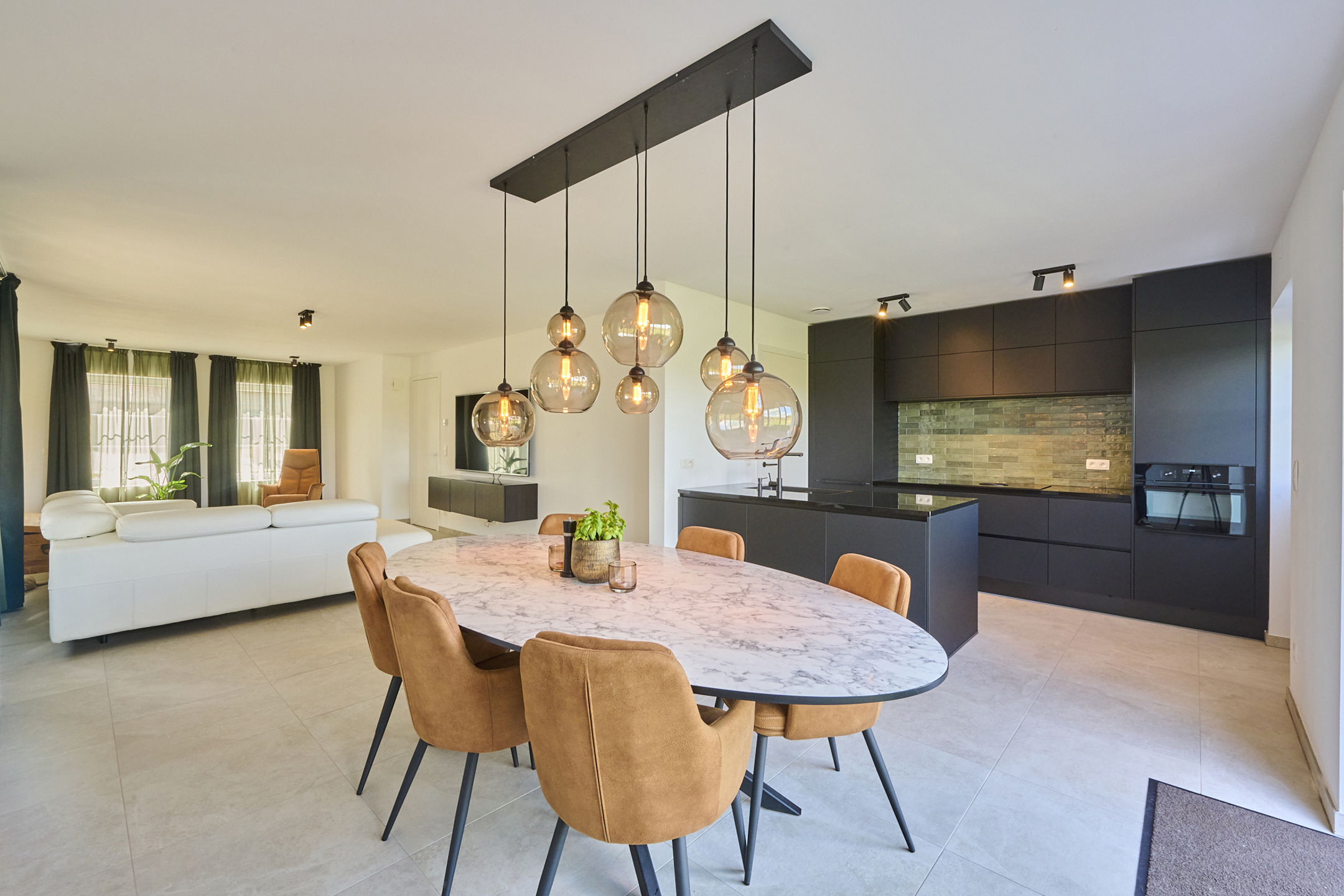 Ruime instapklare gezinswoning met zicht op achterliggend groen.  - foto 2