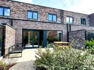 Deze volledig geschilderde nieuwbouwwoning is meteen instapklaar en biedt alle hedendaagse comfort.<br /><br />Bij het binnenkomen betreed je de inkomhal met gastentoilet. De ruime en lichtrijke leefruimte geeft uit op het terras en aangelegd tuin. Aansluitend bevindt zich de open, modern ingerichte keuken, uitgerust met vaatwasser, koelkast, dampkap en fornuis. Naast de keuken is er een praktische berging.<br /><br />Op de verdieping vind je de nachthal, drie ruime slaapkamers (waarvan één met dressingkast), een apart toilet en een stijlvolle badkamer met douche, ligbad en dubbele lavabo in meubel.<br /><br />De woning beschikt bovendien over een garage met aansluiting voor wasmachine en droogkast (overname mogelijk van de verhuurder).<br /><br />Troeven:<br /><br />-Vloerverwarming<br />-10 zonnepanelen<br />- Gordijnen aanwezig in de woning<br />- Volledig geschilderd<br />- Energiezuinig (EPB-label A+)