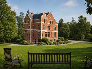 <span>Verscholen in het hart van Kapellenbos, op een uitzonderlijk domein van ca. 2,5 hectare, bevindt zich dit karaktervolle kasteel, waar rust, privacy en allure centraal staan. Oorspronkelijk gebouwd in 1907 en recent gerenoveerd met oog voor kwaliteit en comfort, vormt dit eigendom een zeldzame combinatie van historische charme en hedendaags wooncomfort. Bij het betreden van de residentie wordt u verwelkomd in een reeks stijlvolle salons, elk met authentieke open haarden en afgewerkt met hoogwaardige materialen. De leefruimtes baden in natuurlijk licht en bieden een prachtig uitzicht op het omliggende park en de vijver. Het 1 verdiep omvat momenteel vijf ruime slaapkamers en drie badkamers, met bijkomende uitbreidingsmogelijkheden op de tweede verdieping naar nogmaals 4 slaapkamers en badkamers , living en leefkeuken. Het volledige gebouw is onderkelderd wijnkelder en multifunctionele ruimtes, biedt extra potentieel voor ontspanning of opslag of kantoor. Het parkdomein rondom het kasteel creëert een unieke setting van rust en discretie, met een aangelegde tuin en waterpartijen die bijdragen aan de exclusieve sfeer van het geheel. Naast zijn functie als prestigieuze privéresidentie biedt deze eigendom bijkomende opportuniteiten op het vlak van hospitality en ontwikkeling, met reeds vergunde plannen voor onder meer een B&amp;B-concept en bijkomend 4 residentiële woningen. EPC: score C 214 mits warmtepomp te brengen naar score B P- &amp; G-score: A Vg-Wp-Gmo-Gvkr-Gvv</span>