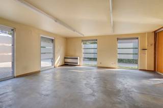 Goed gelegen gelijkvloerse kantoorruimte van 110m² !! Mooie visibiliteit, grote raampartijen, voldoende parkeergelegenheid in de nabijheid...