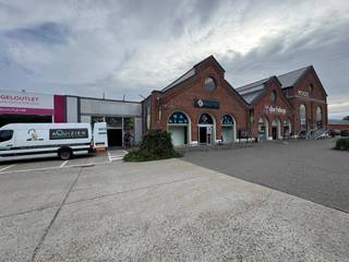 Showroom/baanwinkel te huur in Dendermonde langs de Zeelsebaan met vlotte ontsluiting naar E17. De showroom van 446 m² beschikt over een...