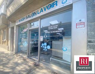 Op een uitstekende locatie, vlakbij het metrostation Pétillon en op slechts enkele minuten van Rond-Point-Montgomery, biedt Rh Property u de mogelijkheid om een winkelruimte van ongeveer 75m² te verwerven met een binnenplaats van ±20m² en een ruime kelder van ±20m². Deze ruimte wordt gebruikt als wasruimte en is verhuurd tot 2030. Uitstekende investeringsmogelijkheid in verhuur.
Voor meer informatie, gelieve ons te contacteren op 02 662 04 92. www.rhproperty.be