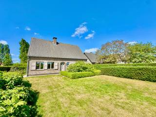 Op dit mooi perceel van 1039 vierkante meter ligt dit zeer ruim woonhuis met 6 slaapkamers, waarvan 2 op het gelijkvloers en 2 zeer ruime...