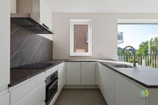 <p><span>Strombeek-Bever: Dit prachtige en recent appartement met 2 slaapkamers en 2 terrassen, biedt een comfortabele en eigentijdse woonsfeer. Gelegen op de eerste verdieping van een kleinschalig gebouw bestaande uit slechts 3 woonentiteiten zonder lift, geniet u hier van een vredige woonomgeving met redelijk lage lasten. </span></p><p><span>Het appartement beschikt over een ruime indeling met een volledig geëquipeerde open keuken in de lichtrijke woonkamer met toegang tot een eerste terras. De moderne badkamer is voorzien van een stijlvolle inloopdouche en meubel met dubbele lavabo. Met 2 slaapkamers biedt dit appartement voldoende ruimte voor een gezin, een stel of individuen die op zoek zijn naar extra kamer. Daarnaast beschikt het appartement over een tweede terras aan één van de twee slaapkamers en een garage op het gelijkvloers.</span></p><p><span>Het appartement is voorzien van moderne technologieën, waaronder zonnepanelen, vloerverwarming met warmtepomp en regenwateraansluitingen voor de toiletten en wasmachines. Dit draagt niet alleen bij aan duurzaamheid, maar zorgt ook voor lagere energiekosten.</span></p><p><span>Gelegen in een aangename woonwijk, profiteert u van de nabijheid van het openbaar vervoer, invalswegen naar Brussel en naar de Ring. Het centrum van Strombeek-Bever ligt op wandelafstand, waar u diverse voorzieningen, winkels en restaurants kunt vinden.</span></p><p><span>Provisie lasten: € 90/maand.</span></p><p><span> </span></p>