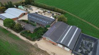 Te koop: Ruime boerderij op 1,4 hectare grond in Rekem/LanakenMOGELIJKHEID OM MEER GROND AAN TE KOPEN Deze aantrekkelijke boerderij, gelegen aan een...