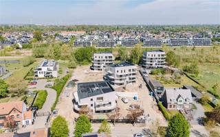 <p><span>TUBEL Gentbrugge - Scheldeproject aan de Gentbrugse Meersen - Reeds 81% verkocht! Wees er snel bij!</span></p><p><span> </span></p><p><span>Tubel is een gloednieuwe woonsite langsheen de Schelde in Gentbrugge. </span></p><p><span> </span></p><p><span>Hier gaan stijlvolle architectuur, duurzame materialen en doordachte technieken hand in hand met de natuurlijke dynamiek van het aanpalende natuurgebied Gentbrugse Meersen. </span></p><p><span>En dit alles op een boogscheut (4 km) van Gent verwijderd! </span></p><p><span> </span></p><p><span>Tubel belooft een frisse en dynamische woonzone te worden waar het aangenaam leven is voor iedereen. </span></p><p><span>Een gloednieuwe thuis voor éénieder die belang hecht aan gezond wonen en bewust leven, aan optimaal werken en heerlijk ontspannen. </span></p><p><span> </span></p><p><span>4 stapelwoningen met 54 appartementen (1, 2 en 3-slaapkamers), tuin en/of ruim terras (tot 61,4m²!) sieren het project. </span></p><p><span>Extra troeven: ondergrondse parking (met mogelijkheid tot het voorzien van een laadpunt), fietsenberging, publiek fiets-/wandelpad en een co-moestuin.</span></p><p><span> </span></p><p><span>DE WONINGEN: </span></p><p><span>4 energiezuinige (E20, potentieel nog zuiniger) stapelwoningen met licht hellend dak bestaand uit 3, 4 of 5 bouwlagen. 12 tuinappartementen, 30 terrasappartementen, 12 dakappartementen. </span></p><p><span>Bewoonbare oppervlaktes van 53,2 m² tot 139,5 m² met terrassen van 9 m² tot 61,4 m² en tuinen van 106 m² tot 294 m². </span></p><p><span> </span></p><p><span>DE SITE: </span></p><p><span>Minimale verharding, maximale groenbeleving met streekeigen vegetatie. Ruime ondergrondse parking, bergingen en fietsenstallingen. <br />Een dynamische woonsite met wadi's, speelheuvels, co-moestuin en bloemenweides. Het publieke fiets- en wandelpad verbindt de Gentbruggekouter met het achterliggend jaagpad langs de Schelde. </span></p><p><span> </span></p><p><span>DE OMGEVING: </span></p><p><span>Natuurgebied Gentbrugse Meersen 240ha: aanpalend. <br />Gentbrugge treinstation: 2,1 km. Gent Centrum: 4,5 km. Oprit R4/E40/E17: 2,4 km. Winkels en faciliteiten: op 500 m.</span></p><p><span> </span></p><p><span>Vanaf 340.000 euro excl. kosten en btw.</span><span> </span><span>Dit project komt in aanmerking voor de 6% BTW - regelgeving. </span></p><p><span>Verhuizen of verhuren kan meteen - de appartementen zijn instapklaar bij akte. Kies nu nog zelf uw afwerking!</span></p><p><span> </span></p><p><span>Neem contact op met Axel Lenaerts makelaars voor een bezoek: 09 245 24 24 of <span>gent@axellenaerts.be</span></span><span> </span></p><p><span> </span></p>