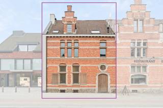 <p>Op een uitstekende locatie in Leuven bevindt zich dit volledig gerenoveerde pand met talloze mogelijkheden. Dankzij de combinatie van een ruime polyvalente handelsruimte en een stijlvolle woongelegenheid erboven, is deze eigendom ideaal voor wie wonen en werken wil combineren of zoekt naar een investeringspand met potentieel.</p>
<p>Het gelijkvloers omvat een polyvalente ruimte van 49 m², perfect geschikt als kantoor, praktijkruimte, winkel, atelier of vrij beroep. De ruimte is lichtrijk, recent vernieuwd en beschikt over een directe toegang vanaf de straat.</p>
<p>Op de eerste verdieping bevindt zich een aangename woonruimte met open keuken, een badkamer, een apart toilet en een slaapkamer. De tweede verdieping biedt een open ruimte van maar liefst 74 m², waar nog extra kamers of werkruimtes kunnen worden ingericht naargelang de noden.</p>
<p>Daarnaast beschikt het pand over een kelder van 31 m² en een gezellige stadstuin, een zeldzame troef in het centrum. Technisch is het gebouw volledig in orde: EPC-label B, geen asbest, en elektrische keuring conform.</p>
<p>Een unieke opportuniteit voor wie op zoek is naar een instapklaar handelspand met karakter, ruimte en uitstekende zichtbaarheid in Leuven!<br /><br /><strong>Wens je meer info of een bezoek? Contacteer Noémi Luykx via noemi.luykx@living-stone.be of bel 0475/781784.</strong></p>