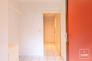 <strong>Uitstekend gelegen appartement</strong> met vlotte verbindingen naar invalswegen, openbaar vervoer, winkels, ontspanning, scholen en op wandelafstand van de Visserij, de Reep en het Zuidpark te Gent.<br /><br />Het appartement bevindt zich op het<strong> gelijkvloerse verdiep</strong> in een rustige straat<strong> </strong>en omvat een inkomhal met vestiaire, een apart toilet, een badkamer met bad, een grote woonkamer met open eetplaats en keuken, een berging met aansluiting voor wasmachine en één slaapkamer. Tenslotte is er nog een <strong>privaat terras en tuin van maar liefst 25m² !</strong><br /><br />TROEVEN: <strong>eigen tuin in centrum Gent</strong> – grote leefruimte – <strong>EPC B </strong>-<strong> </strong>uitstekend gelegen - inbouwkasten<br /><br />Op zoek naar een <strong>ideale uitvalsbasis in Gent</strong> voor uzelf, studerende kinderen of als investering? Contacteer Yasmin via een online aanvraag of via yasmin@convas.be (met vermelding van uw telefoonnummer)