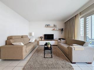 instapklaar en gemeubeld appartement op een uitstekende ligging in Nieuwpoort-Bad, op wandelafstand van het strand, de winkels en het openbaar vervoer.<br />Het appartement omvat een inkomhal met apart toilet, een badkamer met ligbad en lavabo, één slaapkamer en een lichtrijke woonkamer met open, volledig ingerichte keuken. Vanuit de leefruimte heeft u toegang tot het ruime terras.<br />Dit appartement is perfect geschikt als vaste woonst, tweede verblijf of interessante investering aan zee.