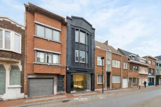 Op een uitstekende commerciële ligging in de Statiestraat 56 te Zwijndrecht bevindt zich dit bijzonder veelzijdige handelshuis, bestaande uit...