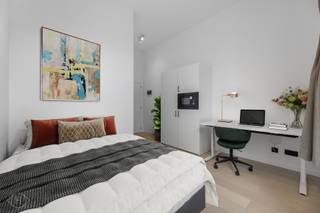 Op zoek naar een comfortabele plek om te studeren en te ontspannen? Deze ingerichte studentenkamer aan de achterzijde op het gelijkvloers biedt alles wat je nodig hebt: een eigen badkamer met regendouche, een handige ontbijtplek met ingebouwde kasten, microgolfoven en koelkast met vriesvak. De kamer maakt deel uit van Trivest, een duurzaam studentenproject met EPC A-label. Geniet van vier moderne gemeenschappelijke keukens, een groene parkachtige binnentuin én een toplocatie op wandelafstand van campussen, station en stad. Perfect voor studenten die stijl, comfort en energiezuinig wonen willen combineren. De maandelijkse huuropbrengst wordt geschat op 690 euro. Wacht niet te lang! Contacteer ons vandaag nog via info@homies.be of 016 22 82 22. HOMIÉS, an Eye for Immo.<br /> 