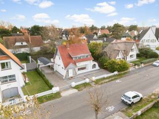 <p>Charmante kustvilla met schitterende ligging nabij het centrum van Sint-Idesbald en de zee, op een mooi, zongericht perceel van 4 a 78 ca.</p>
<p>Grondig gerenoveerde woning omvattende op de begane grond: een inkomhal met toilet, een salon voorzien van open haard, een woonkamer die zeer lichtrijk is dankzij de grote glaspartijen, een volledig ingerichte halfopen keuken en een moderne badkamer met inloopdouche. Op de eerste verdieping bevinden zich drie mooie slaapkamers en een badkamer met ligbad, lavabo en toilet. Ruime buitenberging, oprit en carport voor drie wagens. Als kers op de taart is deze droomvilla voorzien van een zuidelijk georiënteerde tuin met tuinhuis en een aangenaam zonneterras.</p>