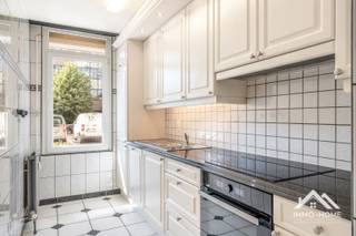 Dit is een vanafprijs!! Dit opgeknapte en dus instapklare appartement is gelegen op het gelijkvloers van het complex, dat in zijn geheel een verzorgde en goed onderhouden uitstraling biedt. Het pand bestaat uit een centrale gang (met ingemaakte vestiaire) die alle ruimtes met elkaar in verbinding stelt. Te beginnen met een riante leefruimte met veel lichtinval, en de net ernaast gelegen keuken. De twee mooie slaapkamers bevinden zich verderop, net als de badkamer met ligbad en een apart toilet. Bij het pand hoort eveneens een eigen bergruimte in de kelder. Het appartement is gelegen in een heel aangename leefomgeving en vlakbij het Rivierenhof, een van de grote groene longen van Antwerpen. Alle ramen beschikken bovendien over elektrische rolluiken. Appartement met B label en conforme electriciteit! Inschrijven via mail voor bezoekmoment naar info@immo-home.be, geen telefonische inschrijvingen! Volg ons op Fb en Insta. Voor meer info: www.immo-home.be. GRATIS SCHATTING & GRATIS FINANCIEEL ADVIES